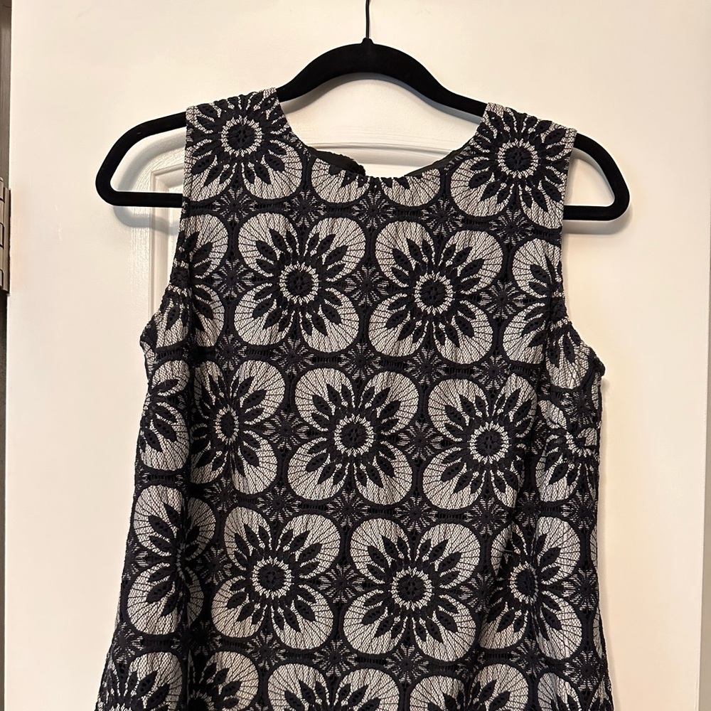 Banana Republic Lace overlay blouse with tie back, Size Small